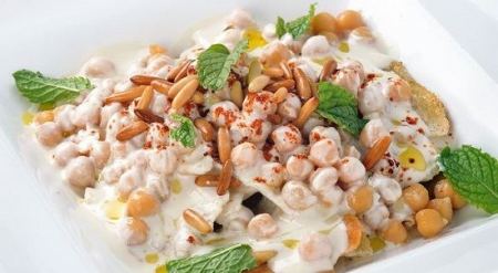 التسقية الشامية بالسمنة وفتة الحمص باللبن